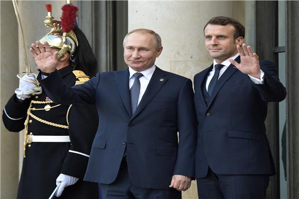 الرئيس الروسي فلاديمير بوتين ونظيره الفرنسي ايمانويل ماكرون