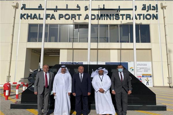  وزير النقل يزور ميناء خليفة 