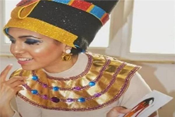 «نفرتيتي» الإسكندرية.. معلمة تشرح لطلابها بـ«الزي الفرعوني»