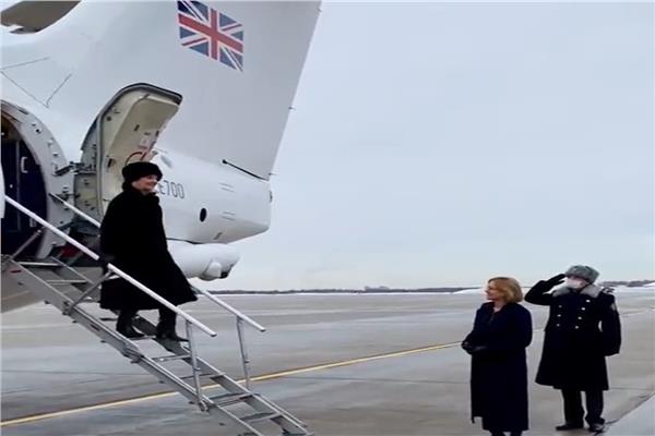وزيرة الخارجية البريطانية أثناء مغادرة طائرتها في مكار موسكو
