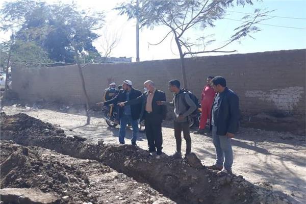 رئيس مدينة كفر شكر يتفقد أعمال تغيير خط مياه الشرب خلف مركز الشرطة