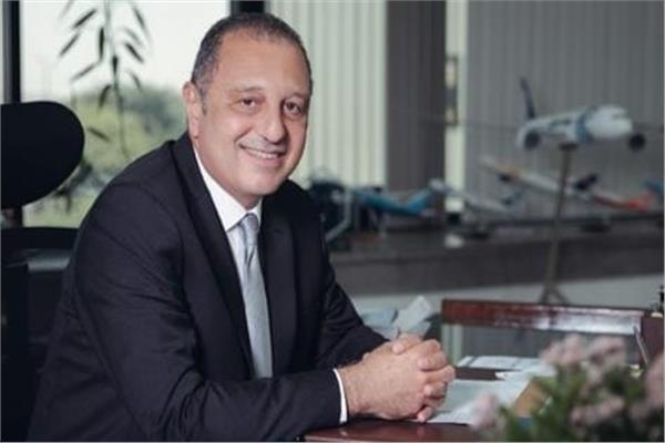 الطيار عمرو أبوالعينين رئيس مجلس إدارة الشركة القابضة لمصرللطيران