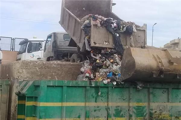 نقل ٣٥٠٠ طن قمامة ومخلفات من المقالب الوسيطة لمصانع التدوير 