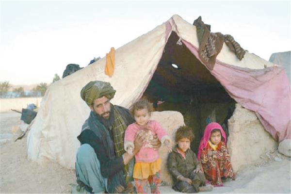 أسرة أفغانية فى مخيم للنازحين فى إقليم بادجيس 