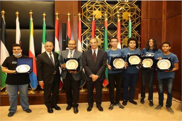 وزير الاتصالات والمتأهلون من الأولمبياد المصري للمعلوماتية 