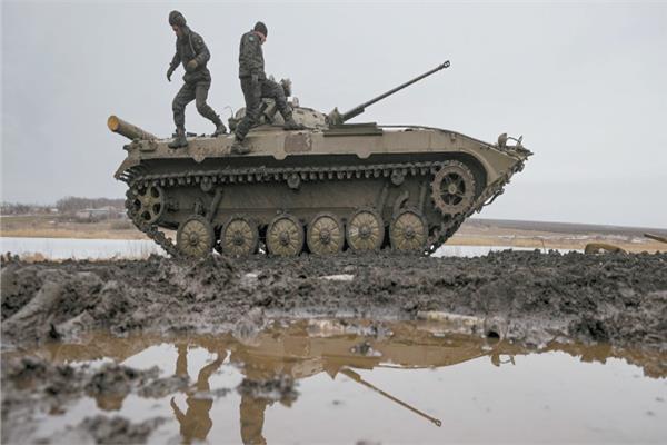  دبابة أوكرانية تجري تدريبات  فى منطقة دونتيسك تحسبًا لغزو روسى محتمل 