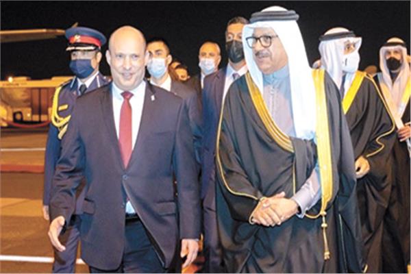 وزير خارجية البحرين يستقبل بينيت أثناء وصوله البحرين