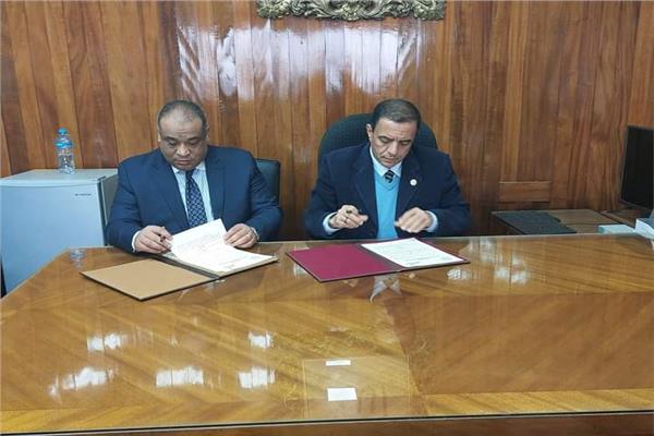 رئيس المطابع الأميرية ونقيب محامي شمال القاهرة خلال توقيع البروتوكول