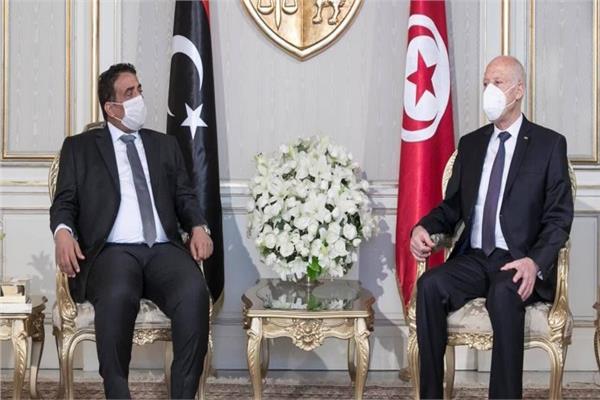 الرئيس التونسي قيس سعيد ورئيس المجلس الرئاسي الليبي محمد المنفي