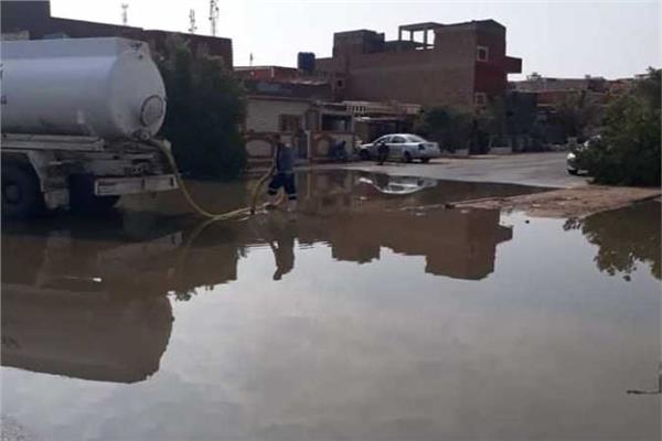 سحب تجمعات الأمطار بمدينة رأس غارب