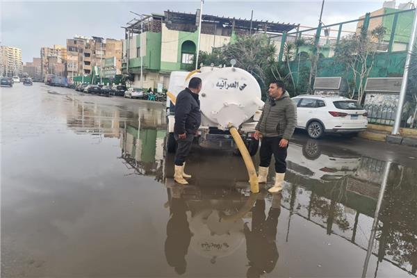 شفط تجمعات مياه الأمطار من شوارع بولاق الدكرور  