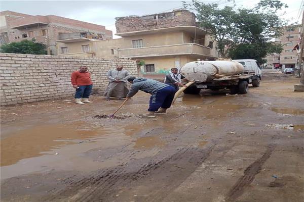  رئيس مدينة مطاى يتابع أعمال رفع تجمعات مياه الأمطار بالشوارع