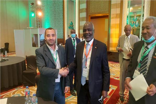 وزير المالية السوداني مع محرر بوابة أخبار اليوم