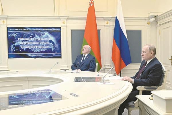 بوتين برفقة نظيره البيلاروسى ألكسندر لوكاشينكو يتابعان مناورات الردع الاستراتيجى «صورة من أ ف ب»