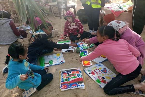تدريب اطفال اصغر قرية مصرية على الأنشطة اليدوية 
