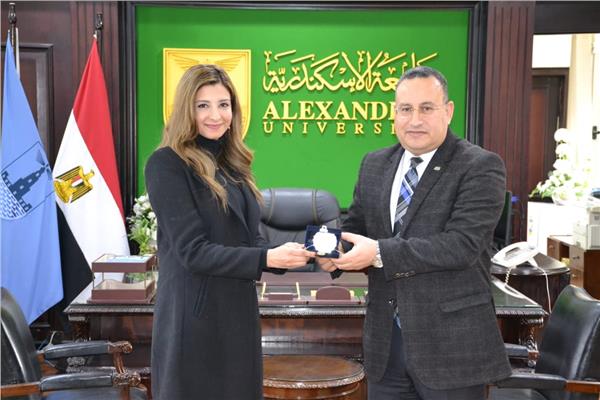 رئيس جامعة الإسكندرية يلتقى الفائزة بجائزة ليوناردو دافنشي الدولية