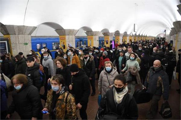 آلاف الأوكرانيون يهربون