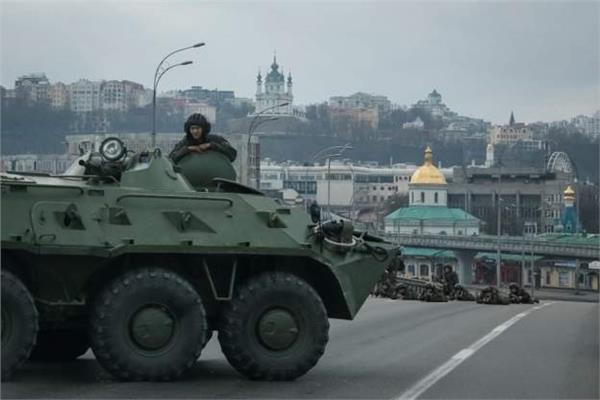 جنود أوكران على أحد جسور كييف