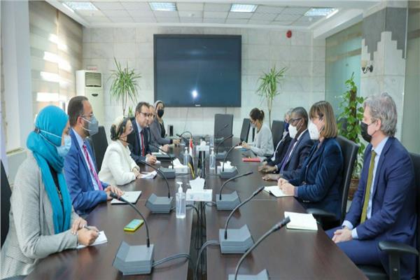 الدكتورة ياسمين فؤاد وزيرة البيئة مع سيلوين هارت مساعد السكرتير العام للمناخ بالأمم المتحدة