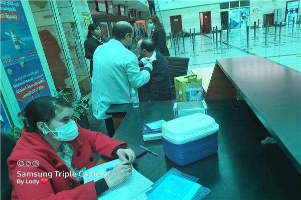 محافظ أسيوط يعلن تنظيم قوافل لتطعيم العاملين بمطار أسيوط 