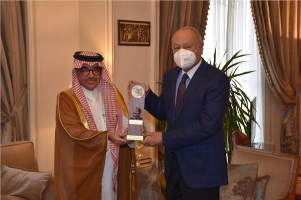 أمين عام جامعة الدول العربية يتسلم جائزة ابن بطوطة من بندر بن فهد آل فهيد