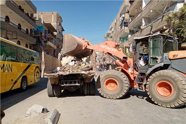 رفع ١٨ طن قمامة وتراكمات وأتربة وترميم أرصفة بمدينة الأقصر