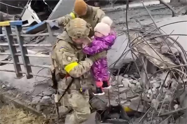 لحظة إنقاذ 400 امرأة وطفل سيدات من تحت أنقاض مبنى مدينة إربين