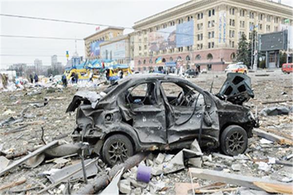 آثار الدمار في إحدى المدن الأوكرانية بسبب القصف الروسي