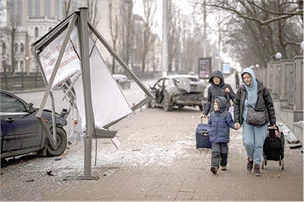 أسرة أوكرانية فى طريقها لخارج البلاد بعد الدمار 