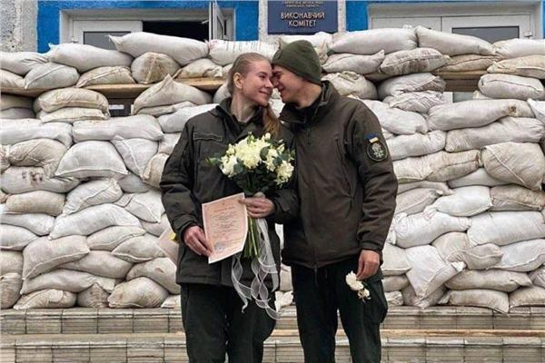 زوجان أوكرانيان حديثي الزواج
