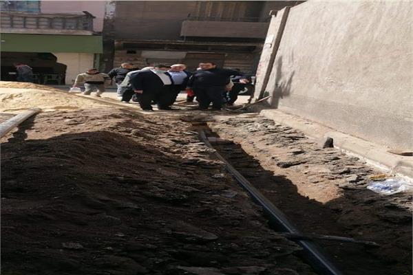 نائب محافظ القاهرة يتفقد مشروع إحلال وتجديد خط مياه شارع أرض الطويل بشبرا 