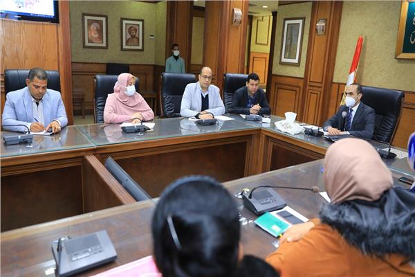 نائب محافظ سوهاج يجتمع بأعضاء الغرفة المركزية  لتطوير الريف المصري " حياة كريمة "