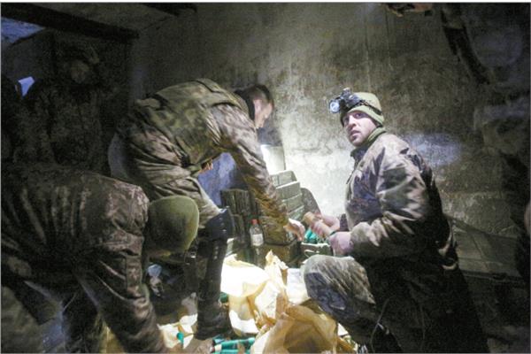 جنود أوكران يُحضرون معداتهم العسكرية استعدادا لمعاودة القتال 