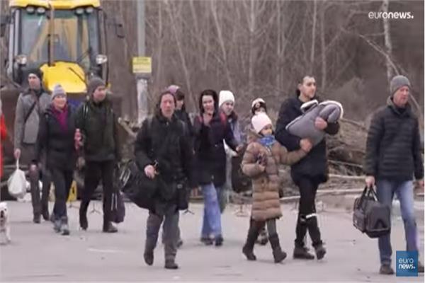 أوكرانيون يهرعون لنقاط العبور