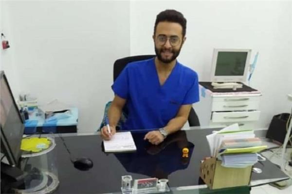 رحلة كفاح طبيب الأسنان «كريم» في المنيا