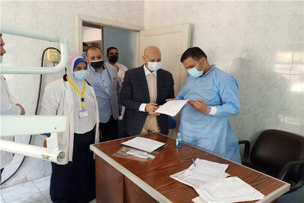  وكيل وزارة الصحة بالشرقية يتفقد القافلة العلاجية بقرية كفر حافظ بأبوحماد