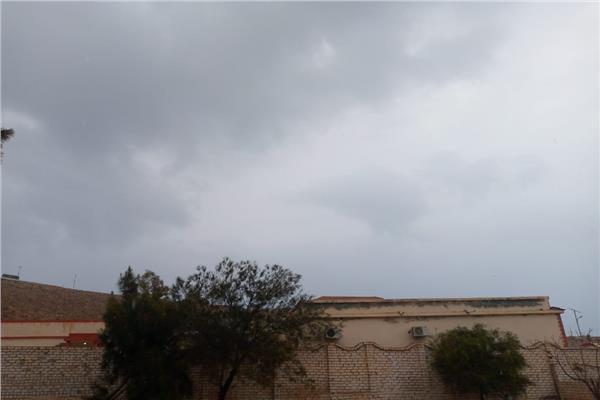 صور اجواء غيوم بمدينه السلوم وأمطار متوسطه 