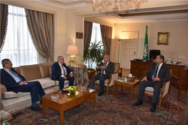 ابو الغيط يبحث الأوضاع العربية مع وزير خارجية الجزائر