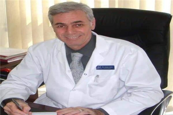 الدكتور أيمن السيد سالم أستاذ ورئيس قسم الصدر بقصر العيني