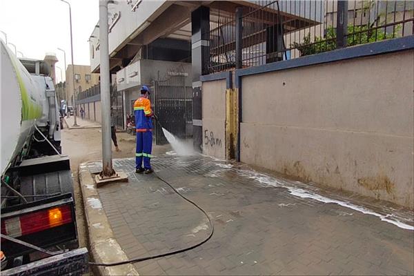 غسيل شوارع المطرية بالصابون خلال حملة نظافة