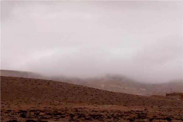 تكاثر السحب الضبابية فوق هضبة السلوم على الحدود الغربية المصرية 