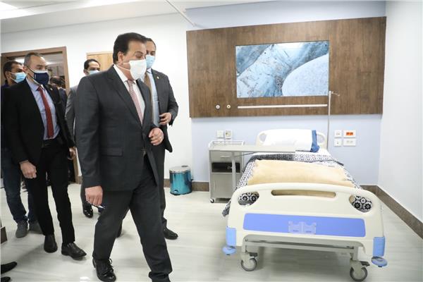 الدكتور خالد عبدالغفار خلال جولة تفقدية بمستشفى فايد المركزي 