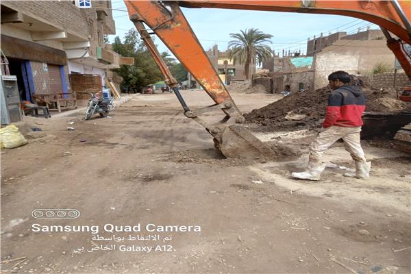 قطع طريق الاقصر - العشى  لاستكمال مشروع الصرف الصحي بمدينة الزينيه 