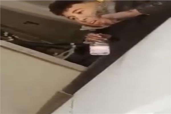 regardé|  Un Algérien se rend en France caché sous un avion