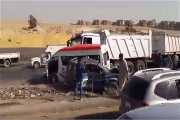مصرع شخص في تصادم سيارة برصيف بالطريق مصر اسكندريه الصحراوى