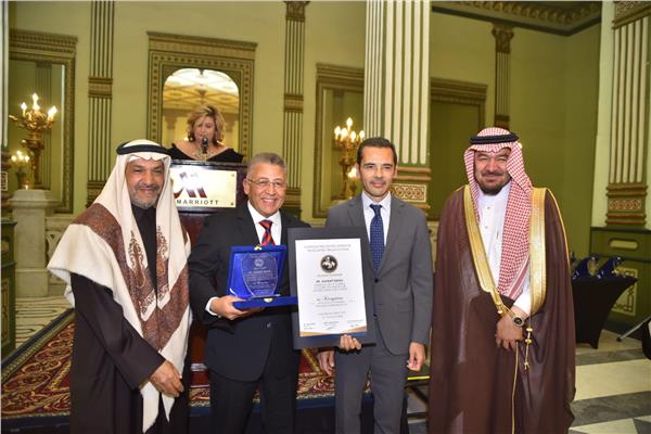 رئيس هيئة الاعتماد والرقابة الصحية يتسلم جائزة اتحاد المستشفيات العربية 