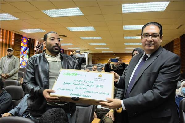 توزيع أجهزة "لاب توب" للطلاب ذوي الهمم بجامعة القاهرة