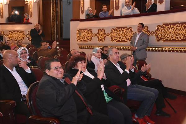 وزيرة الثقافة تشهد العرض المسرحي في انتظار بابا للمخرج الكبير سمير العصفورى 