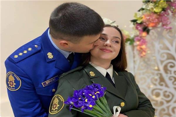 مجند ومجندة في أوكرانيا يحتفلان بزفافهما