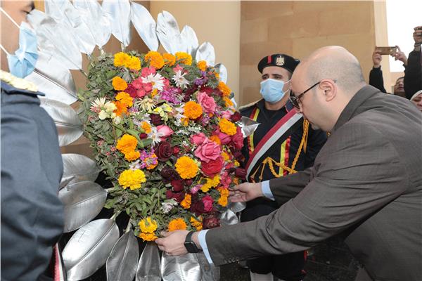محافظ بني سويف يضع إكليل من الزهور على الُنصب التذكارى للشهداء